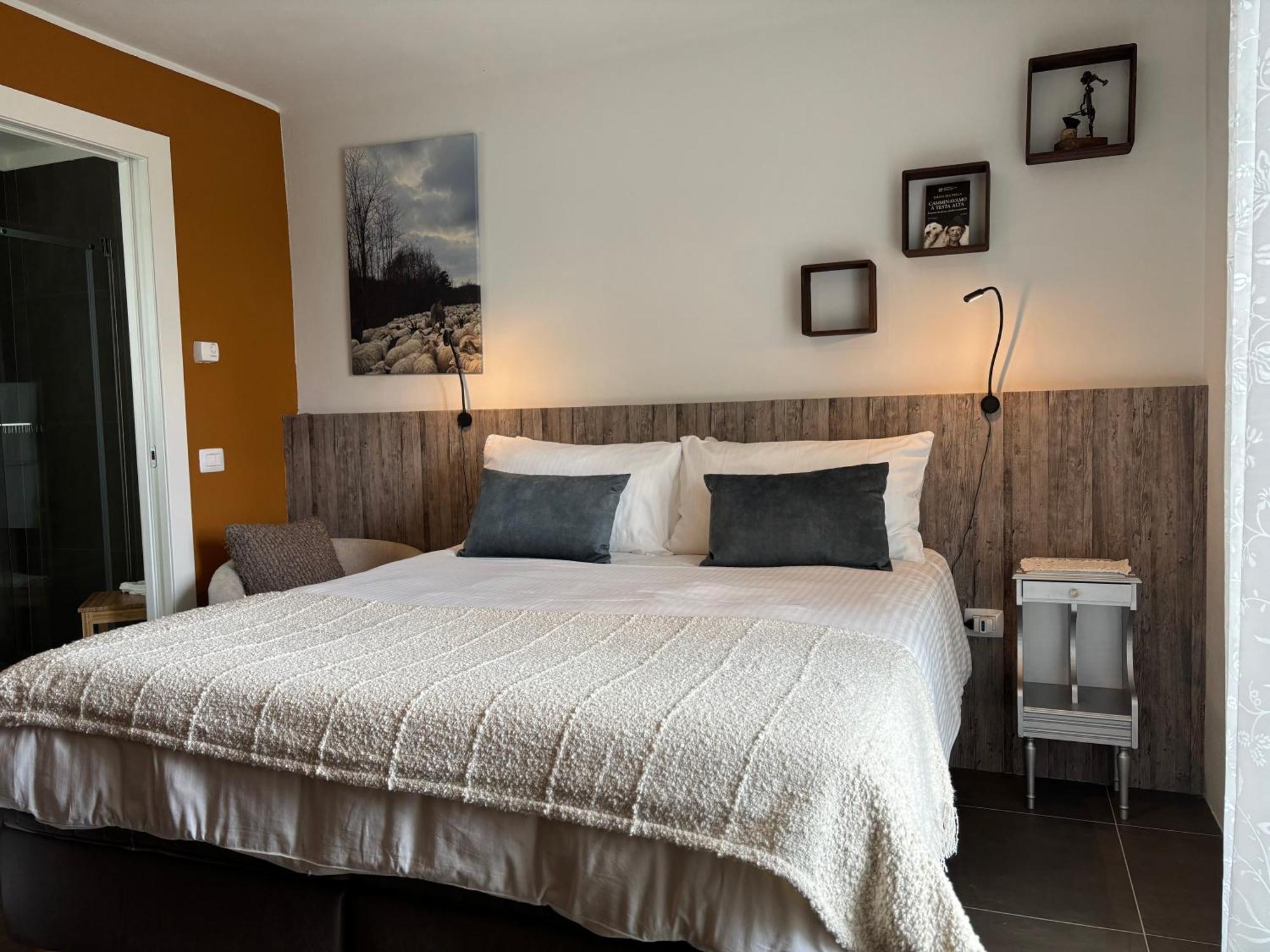 La Luce Delle Colline Bed & Breakfast Serravalle delle Langhe ภายนอก รูปภาพ