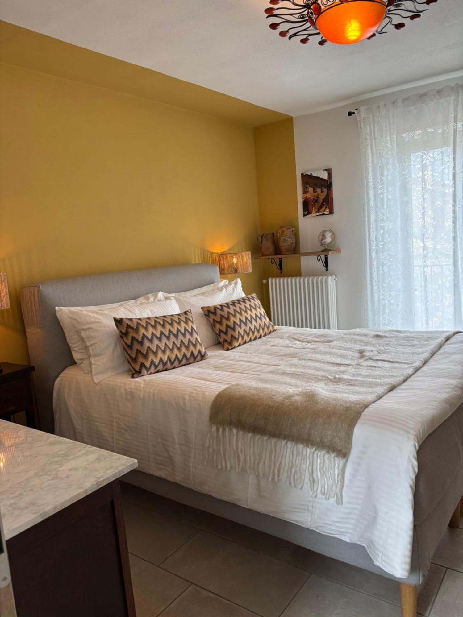 La Luce Delle Colline Bed & Breakfast Serravalle delle Langhe ภายนอก รูปภาพ